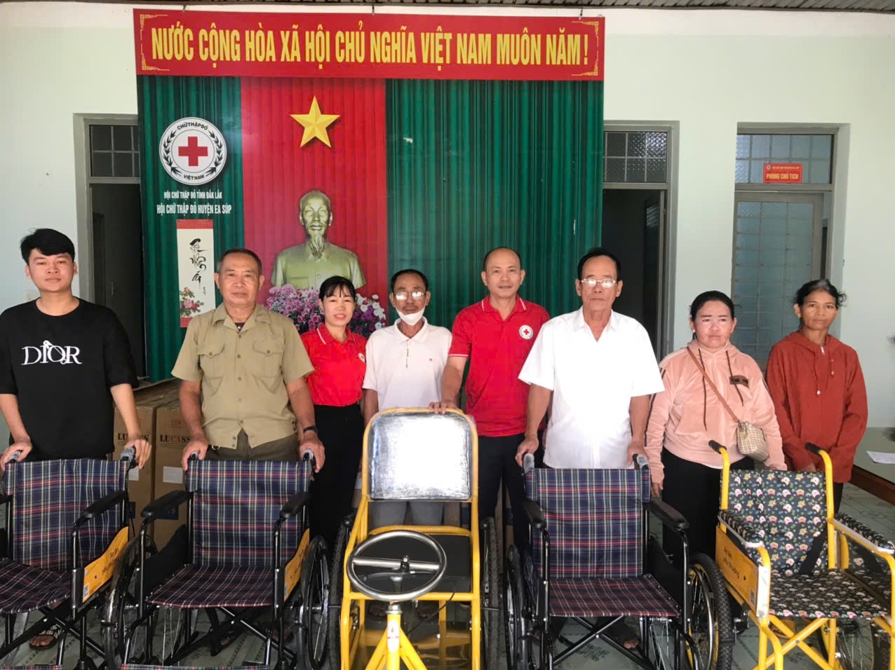 Trao tặng xe lăn cho người khuyết tật